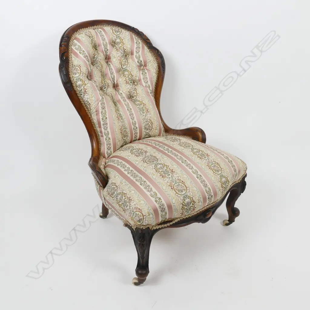 A Victorian walnut chaise longue Image 1++