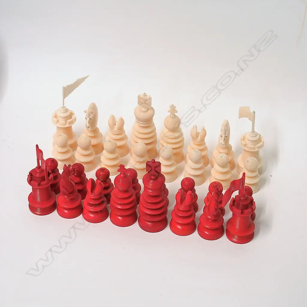 A quality vintage ivory chess set Image 1++