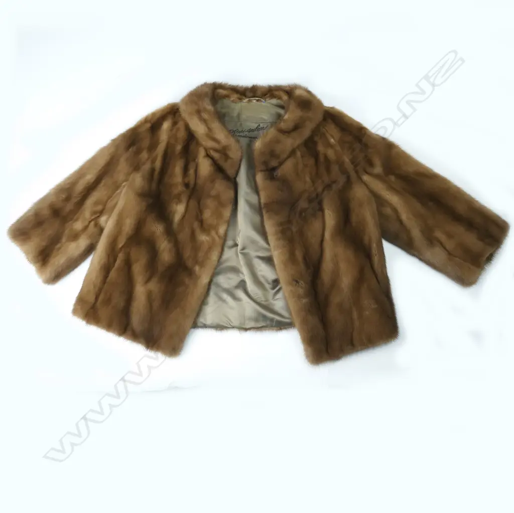 A short mink jacket Image 1++
