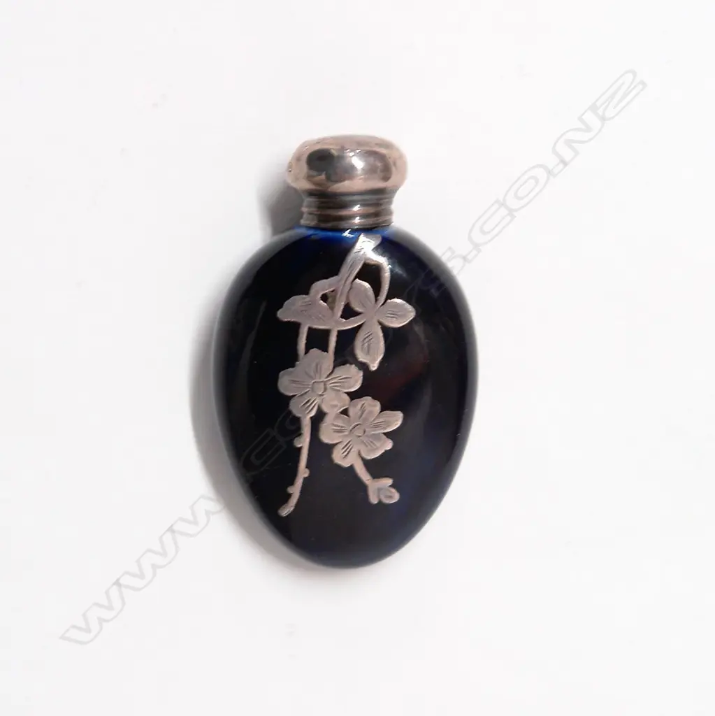 An early 20thC porcelain and silver scent bottle Image 1++