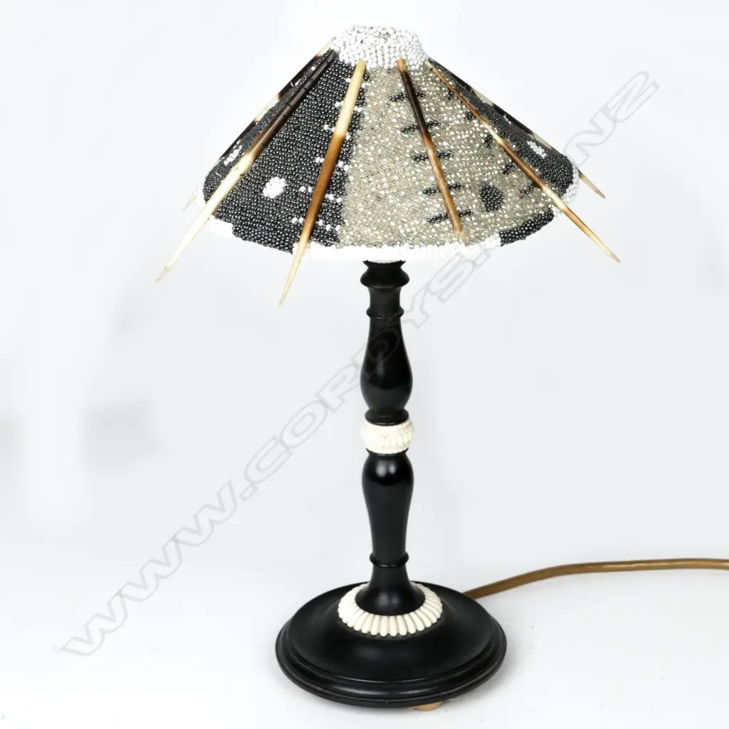 A fine quality Victorian turned ebony table lamp Image 1++