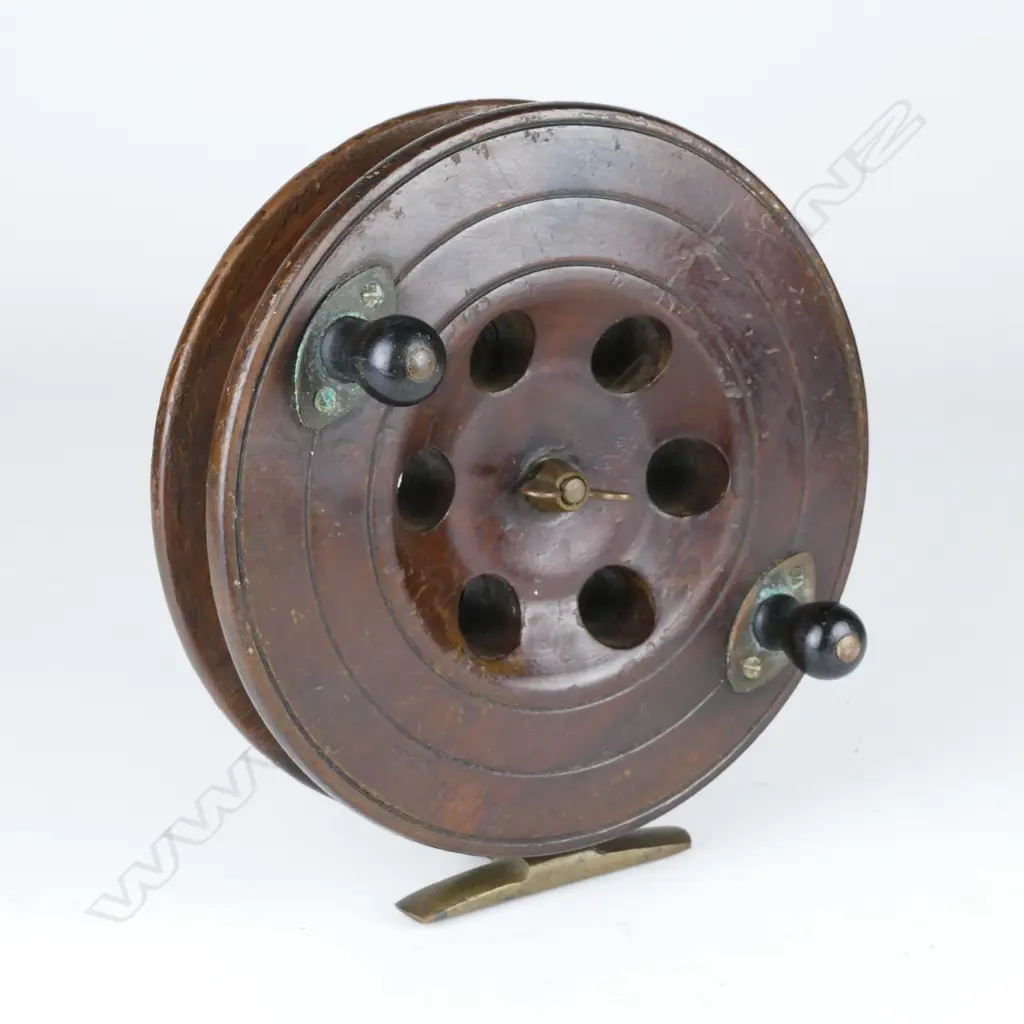 A 7” 'Eaton Sun' walnut centre pin casting/trolling reel Image 1++