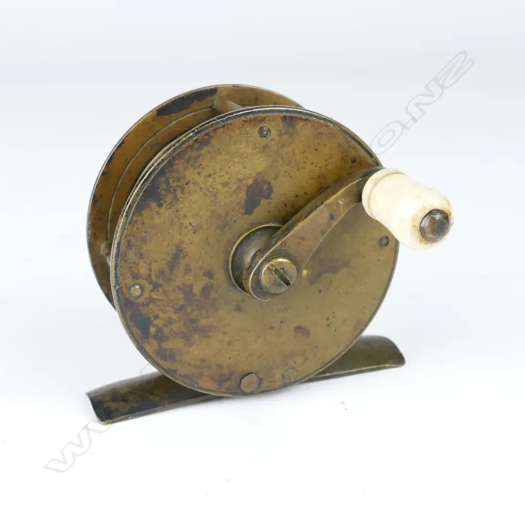An early 2½” x 1” fishing reel Image 1++