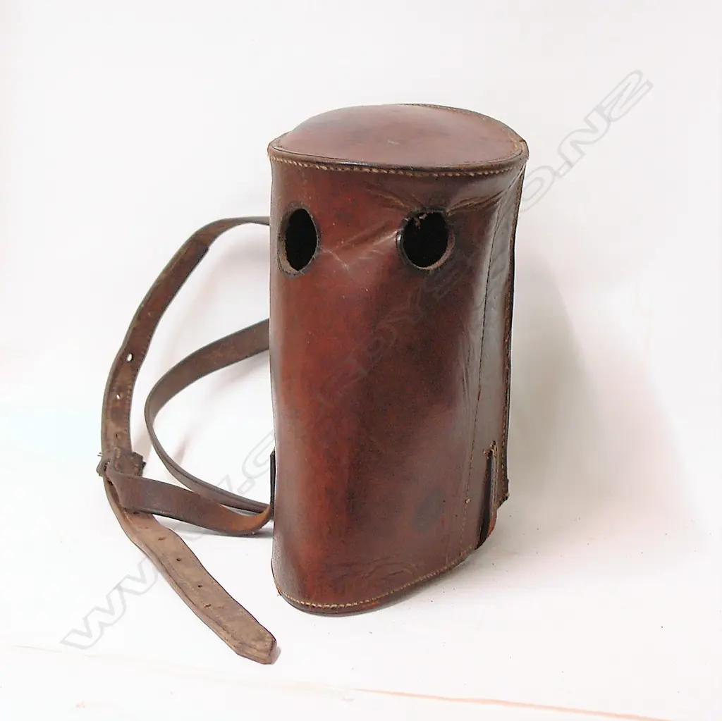An early 20thC stitched heavy leather horse nose feed bag Image 1++