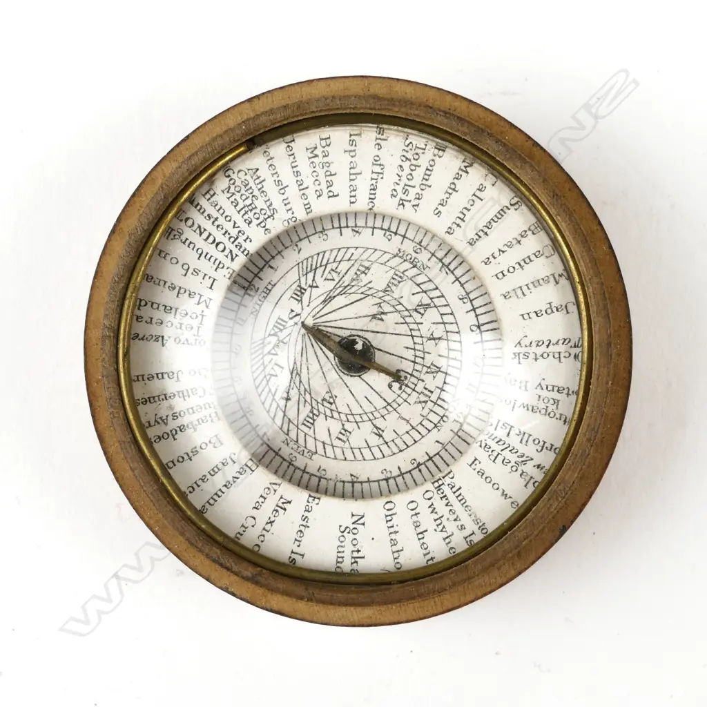 A late Georgian magnetic pocket sun dial Image 1++