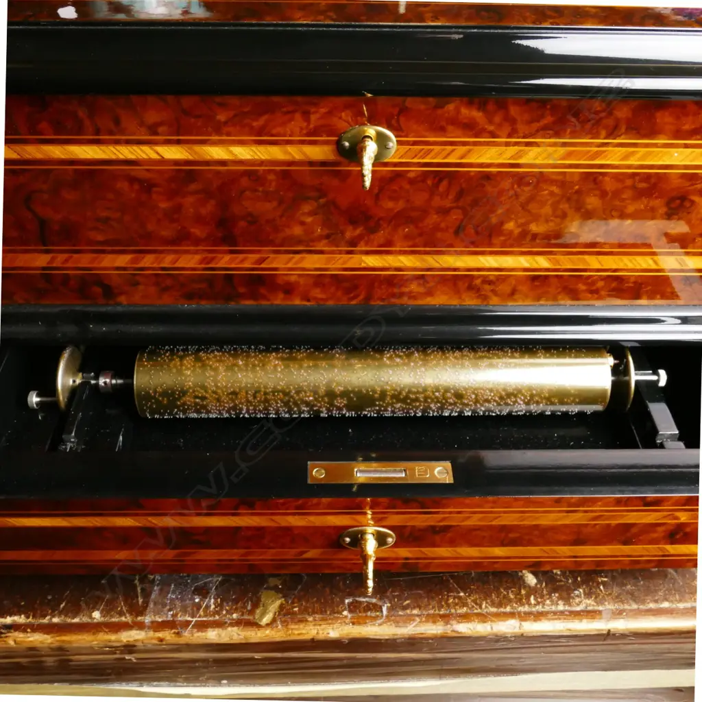 A modern fine quality Swiss music box Image 1++