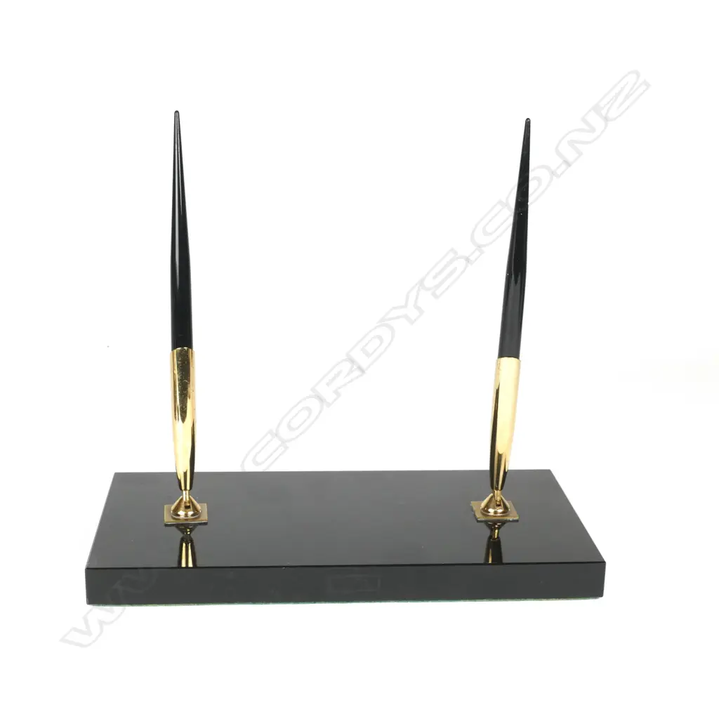 A Sheaffer 'Balance' desk set Image 1++