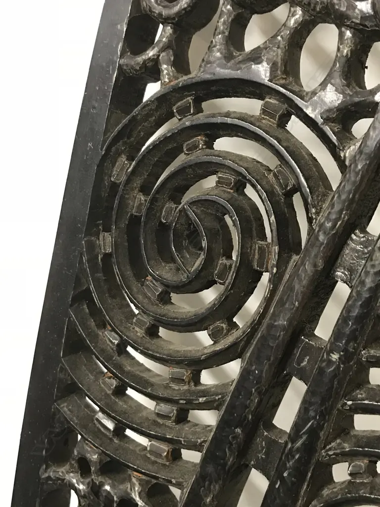 An old Maori carved waka stern post Image 1++