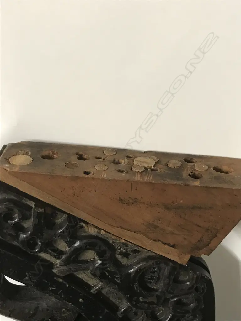 An old Maori carved waka stern post Image 1++