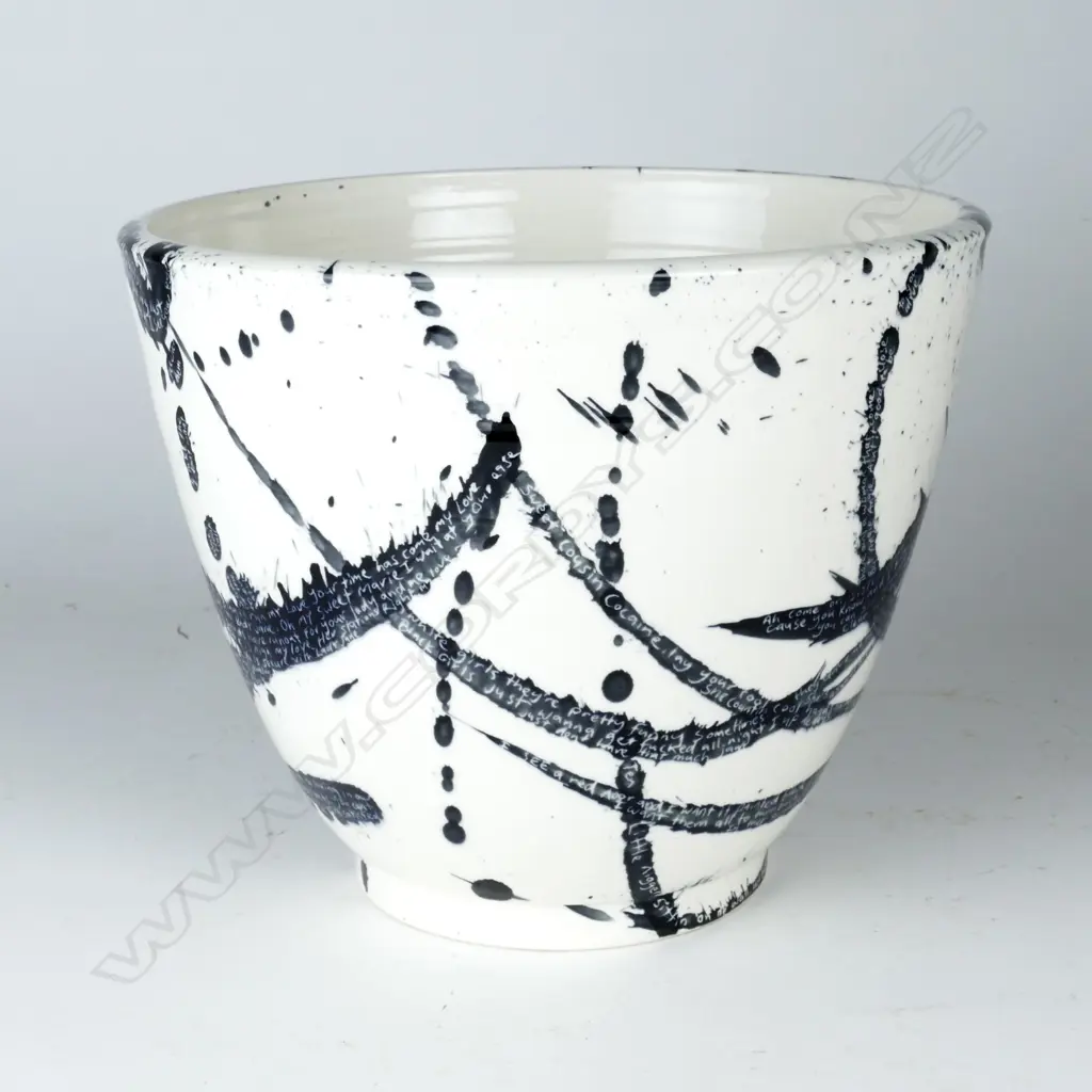 A large Jengis Poor pottery vase Image 1++