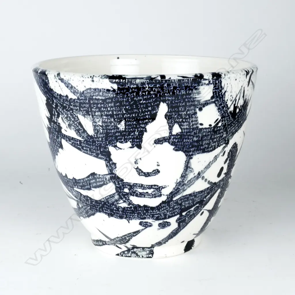 A large Jengis Poor pottery vase Image 1++