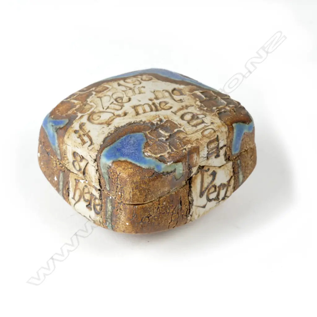 A small Doris Dutch square shaped pottery lidded box Image 1++