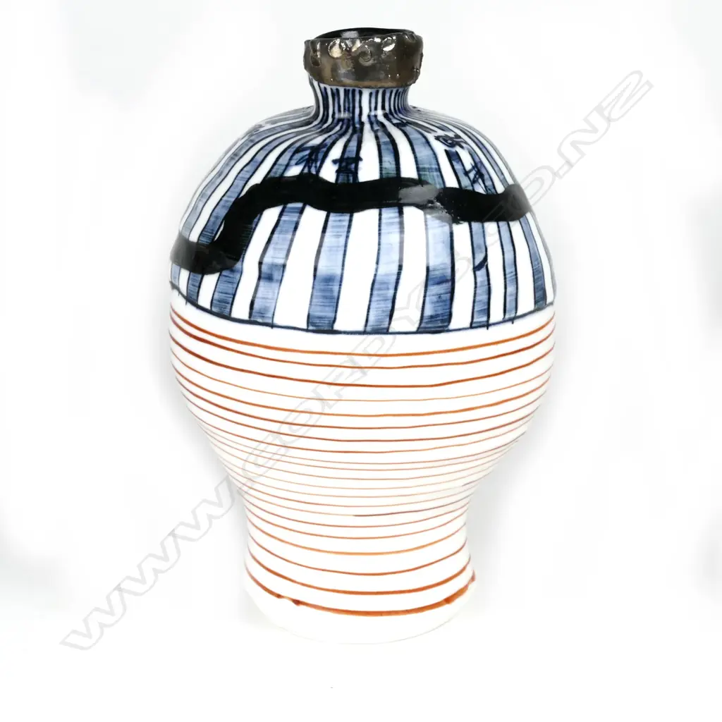 An Aaron Scythe porcelain vase Image 1++