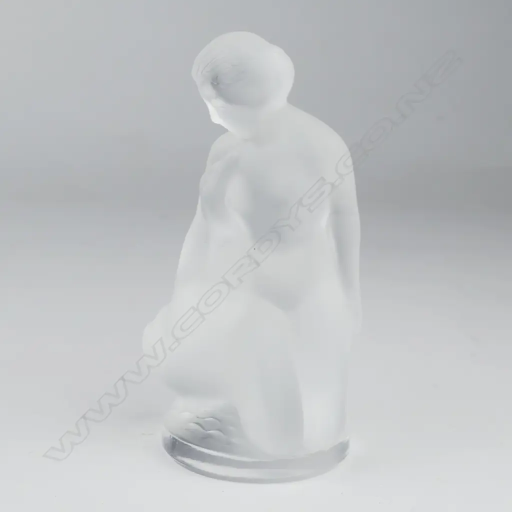 A Lalique frosted glass paperweight Image 1++
