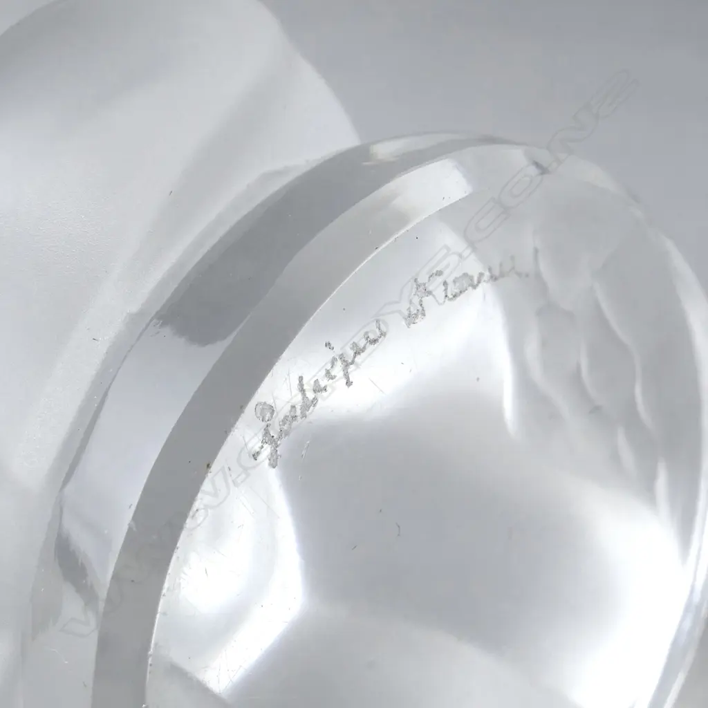 A Lalique frosted glass paperweight Image 1++