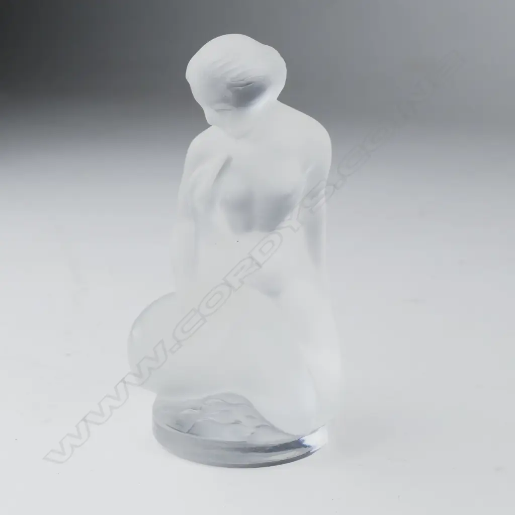 A Lalique frosted glass paperweight Image 1++