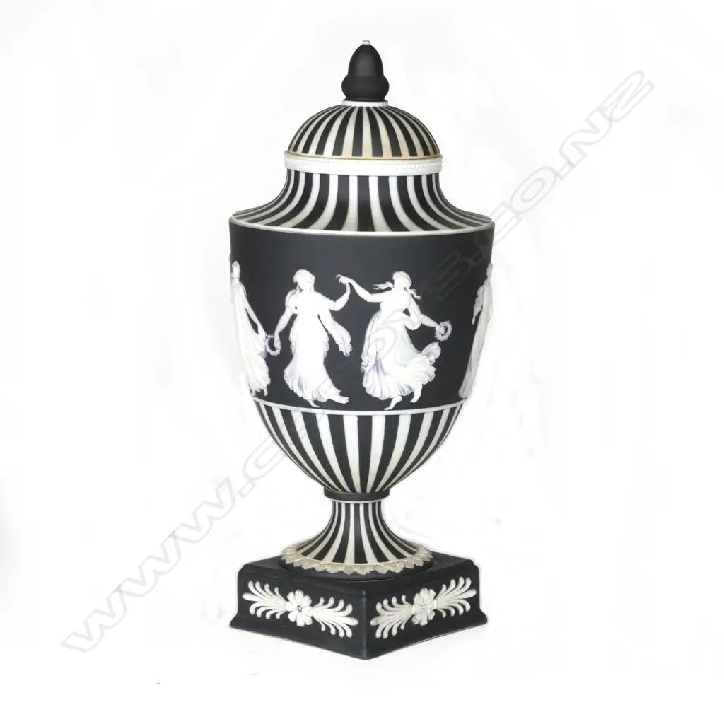 A late 19thC Wedgwood lidded urn Image 1++