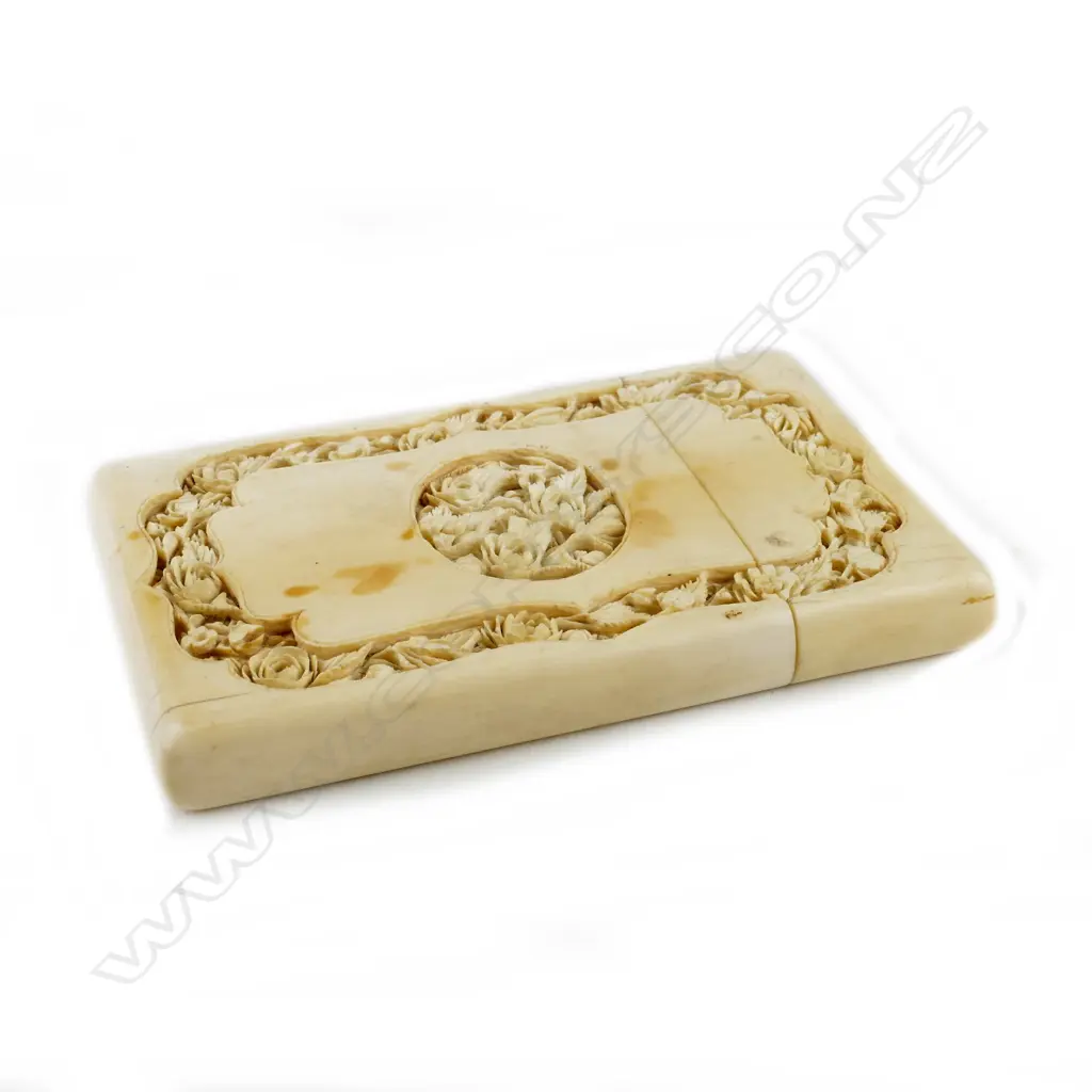 A Chinese carved ivory card case Image 1++