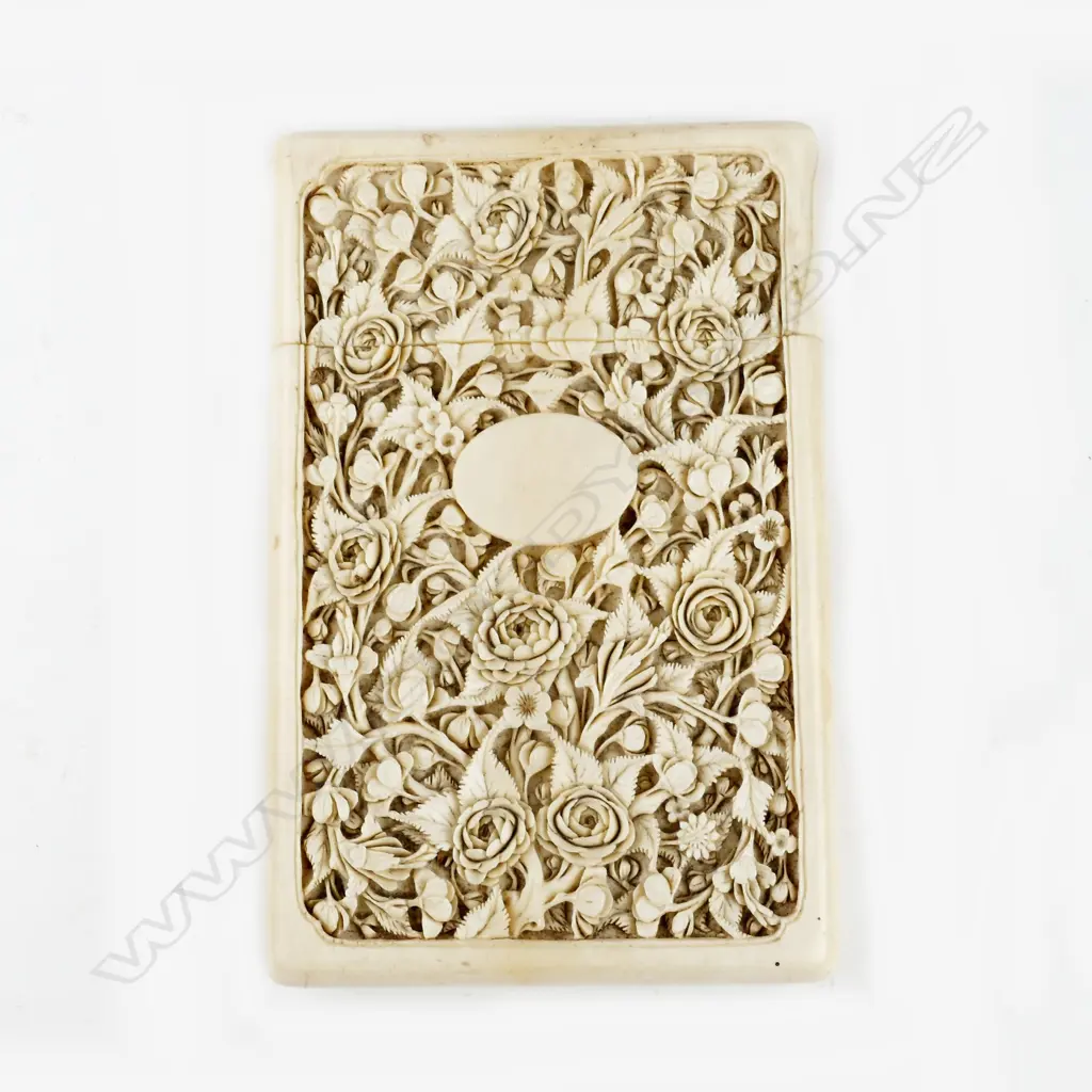 A Chinese carved ivory card case Image 1++