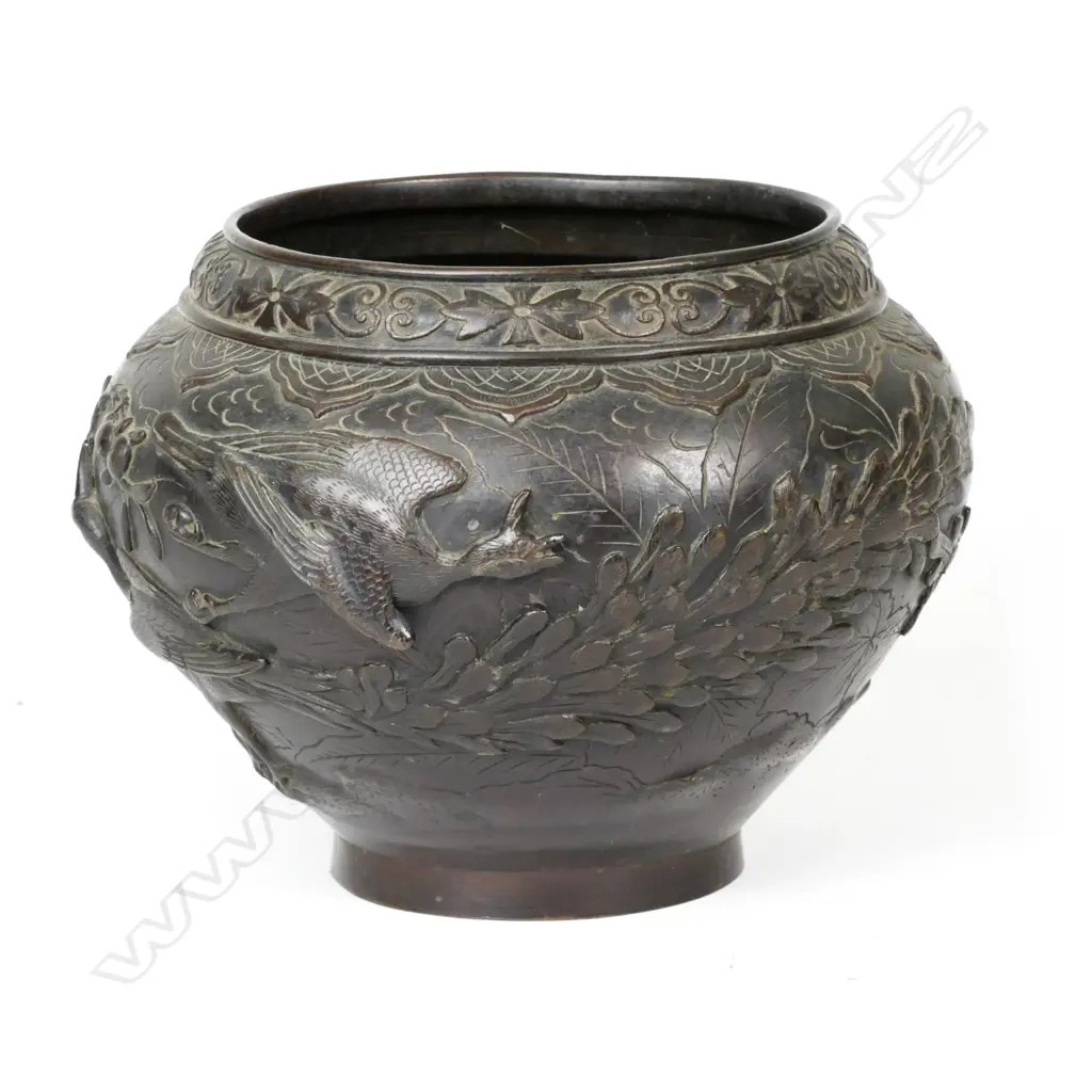 A Chinese bronze jardinière Image 1++