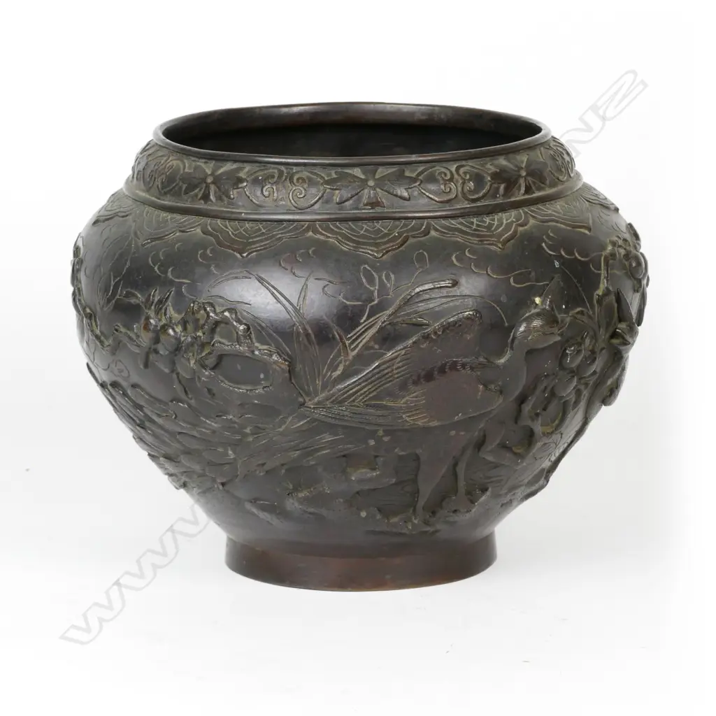 A Chinese bronze jardinière Image 1++