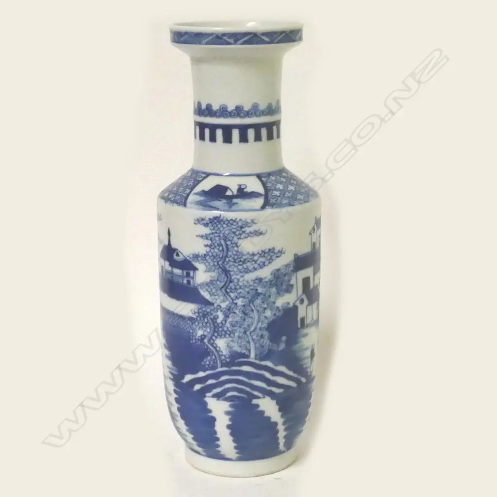 A Chinese porcelain blue and white vase Image 1++