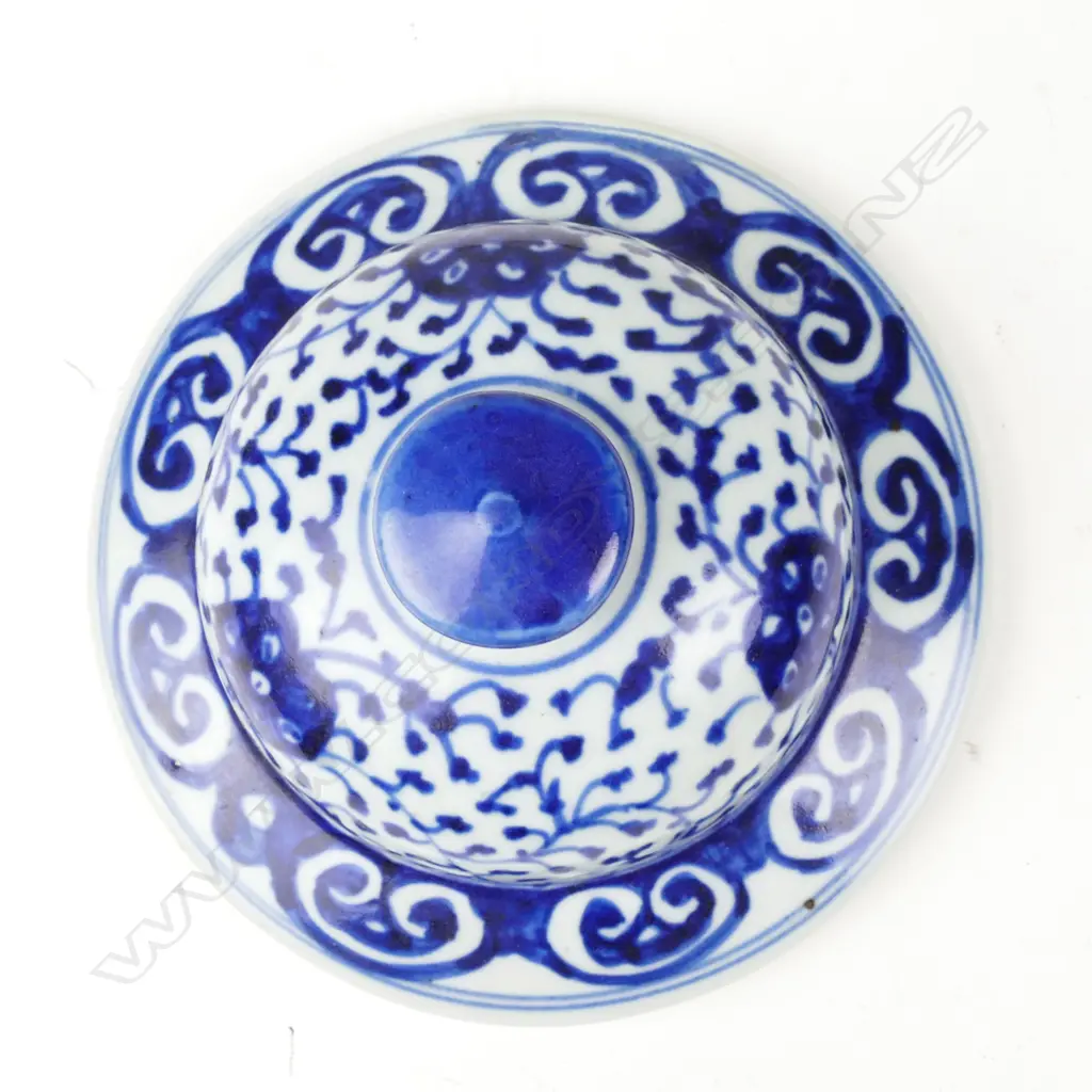 A Chinese porcelain baluster jar and cover Image 1++