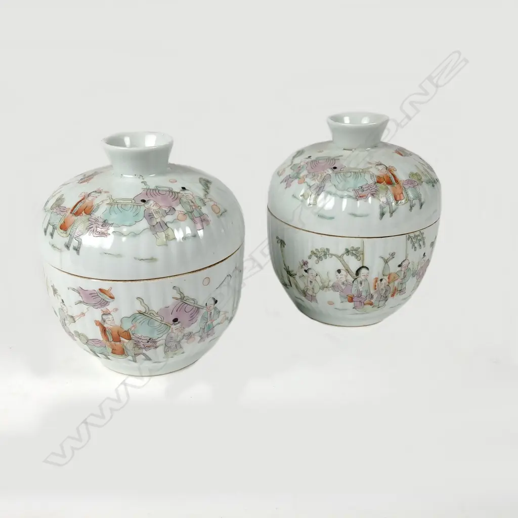 A pair of late 19thC Chinese porcelain lidded jars Image 1++