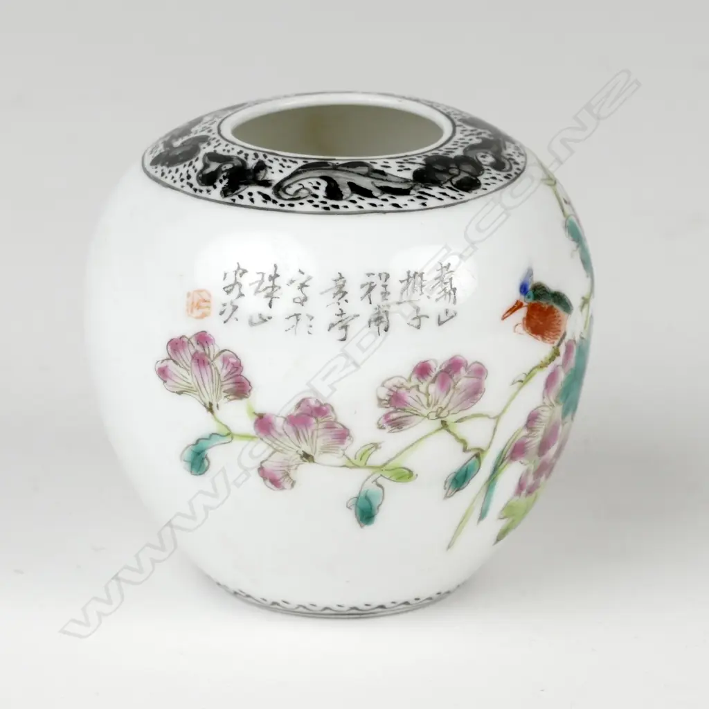 A small Chinese porcelain jar Image 1++