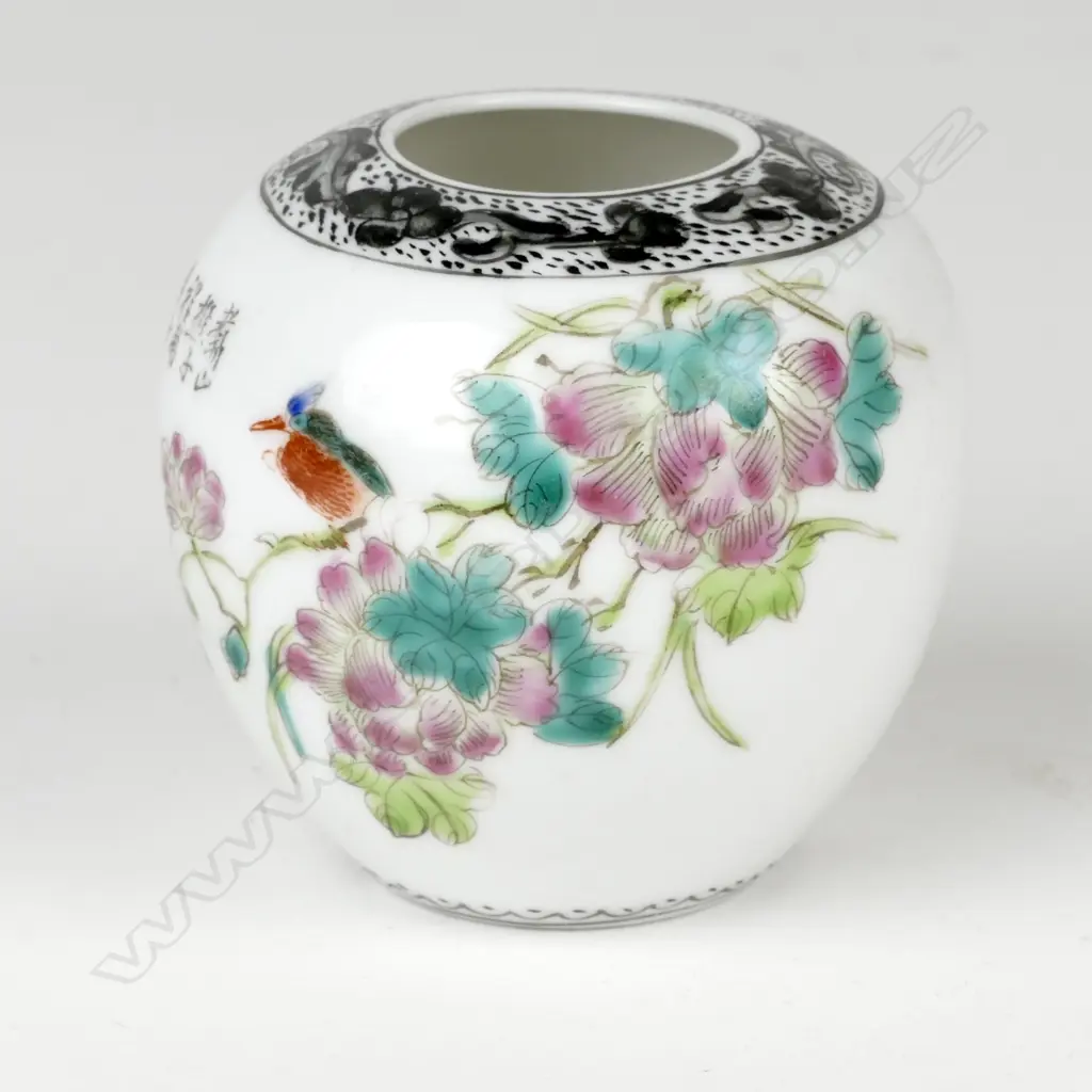 A small Chinese porcelain jar Image 1++