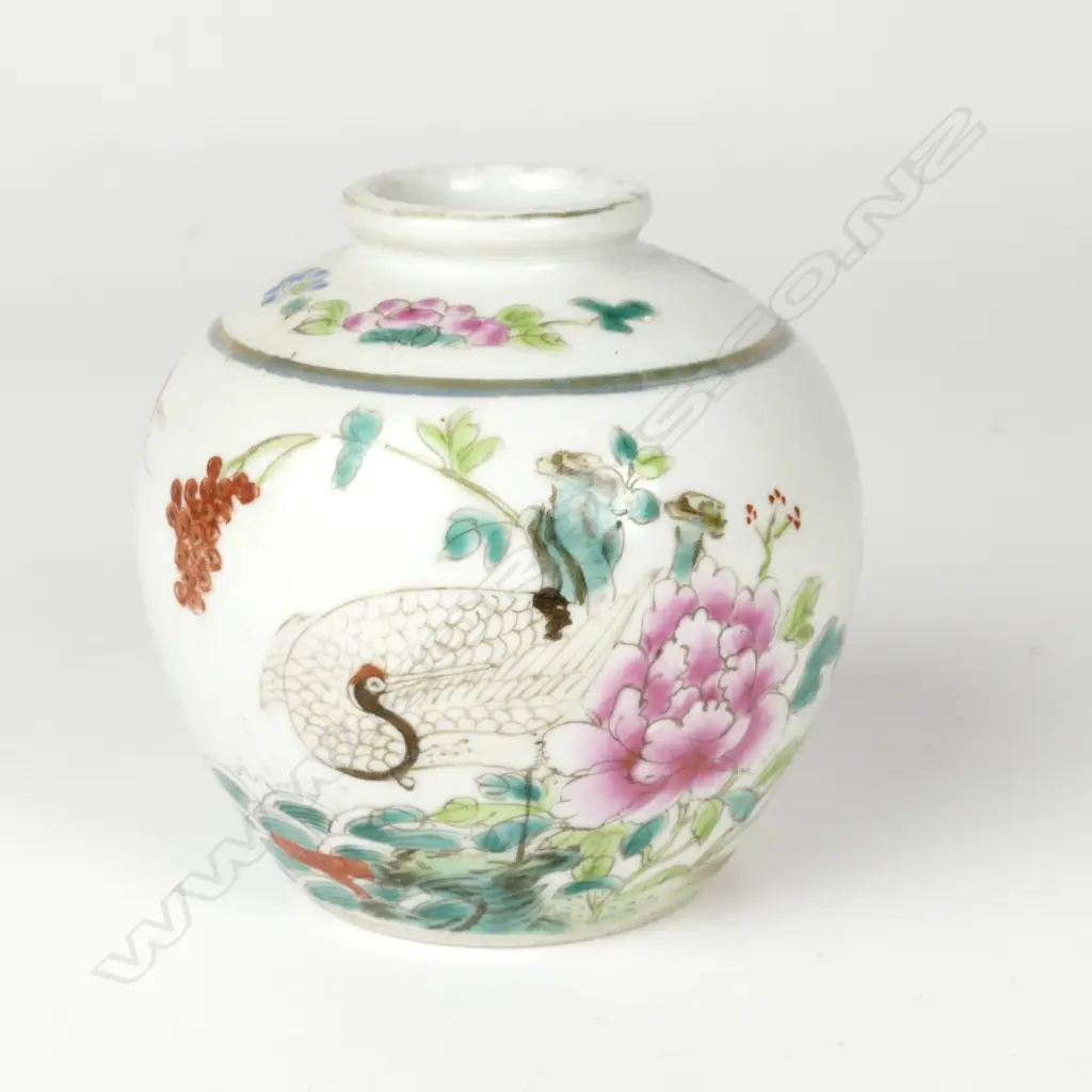 A Chinese famille rose porcelain ginger jar Image 1++