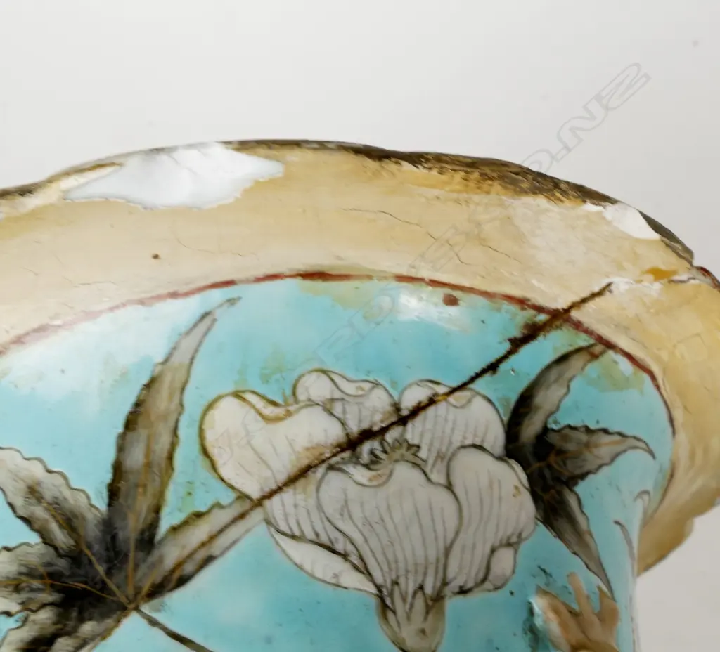 An old Chinese porcelain vase Image 1++