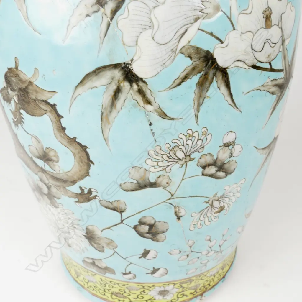 An old Chinese porcelain vase Image 1++