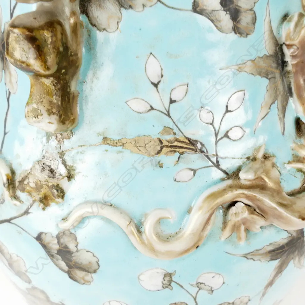 An old Chinese porcelain vase Image 1++
