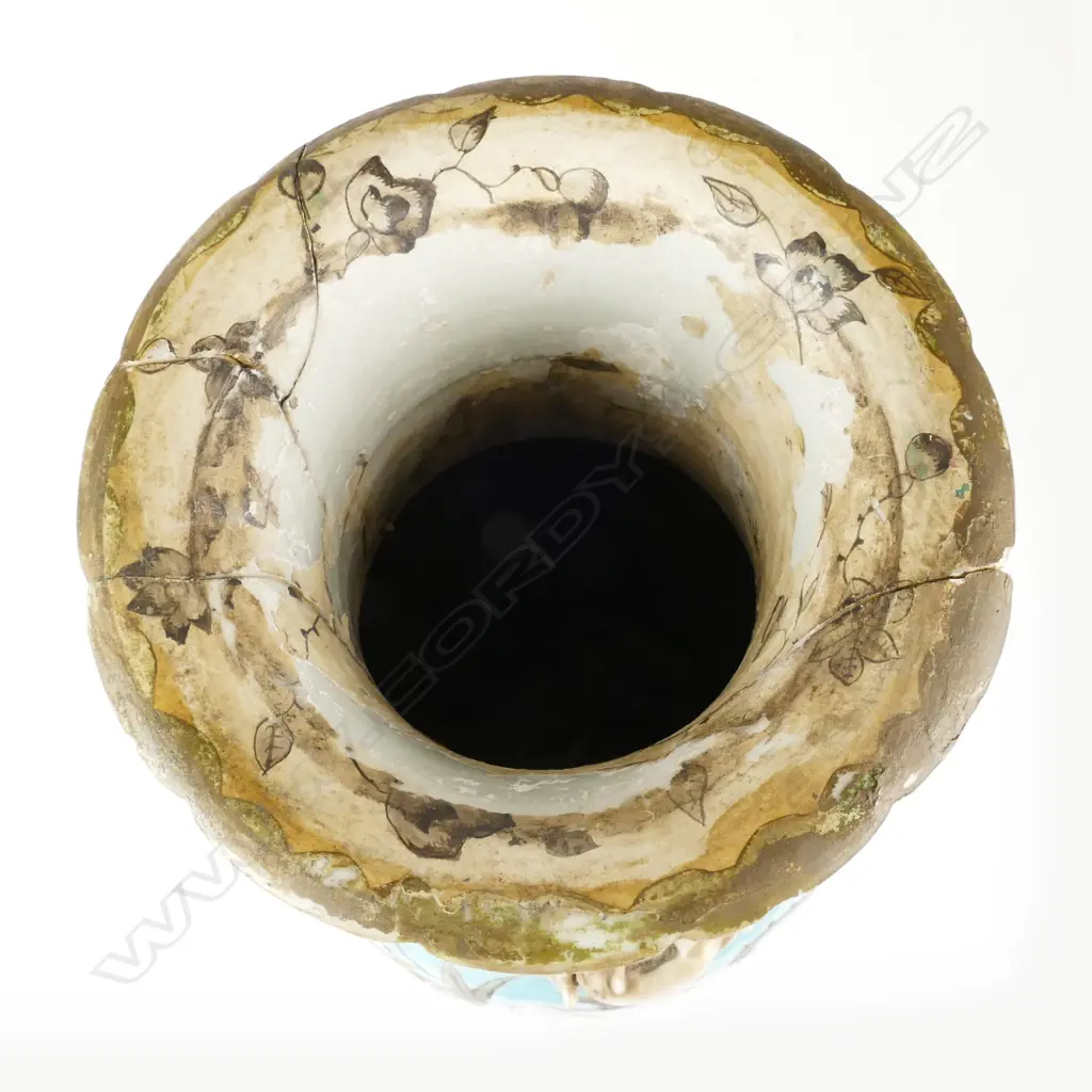 An old Chinese porcelain vase Image 1++