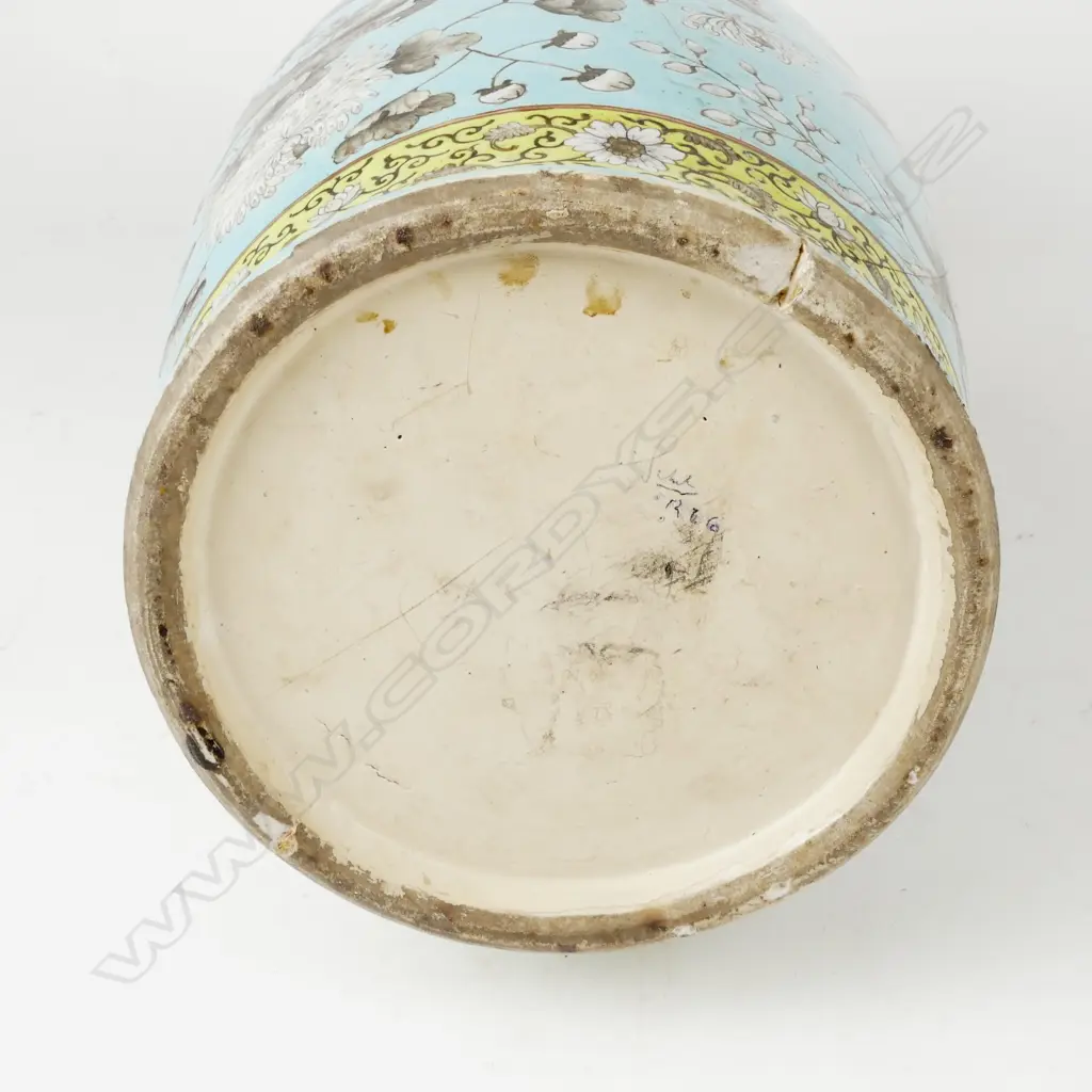An old Chinese porcelain vase Image 1++