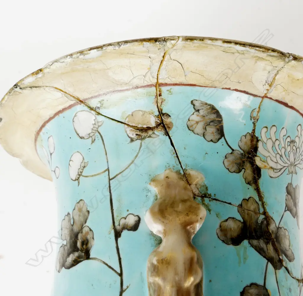 An old Chinese porcelain vase Image 1++