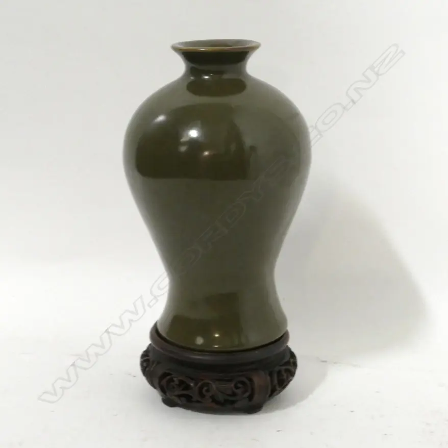 Baluster shaped tea dust glazed vase Image 1++
