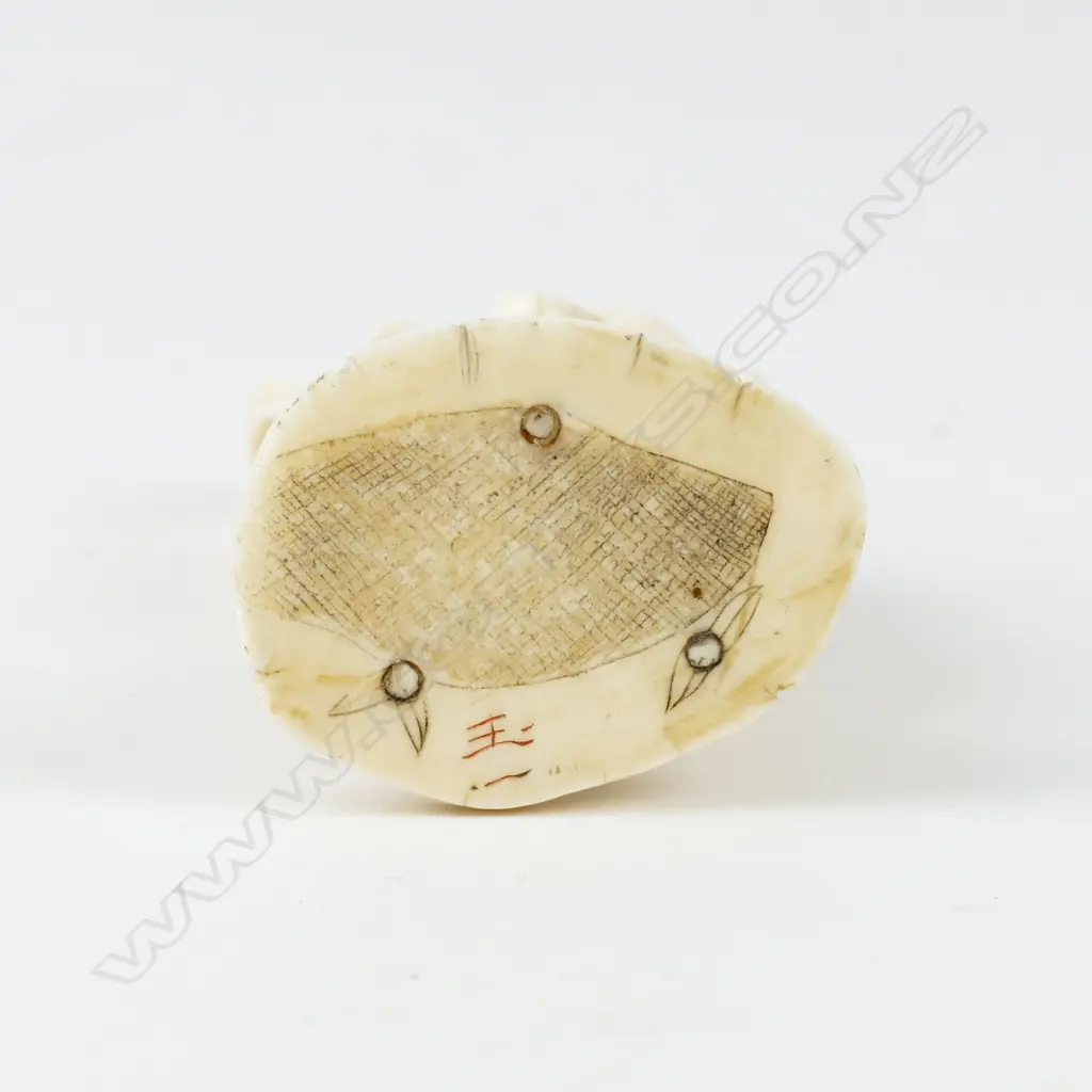 An old Japanese tooth ivory netsuke of a man Image 1++
