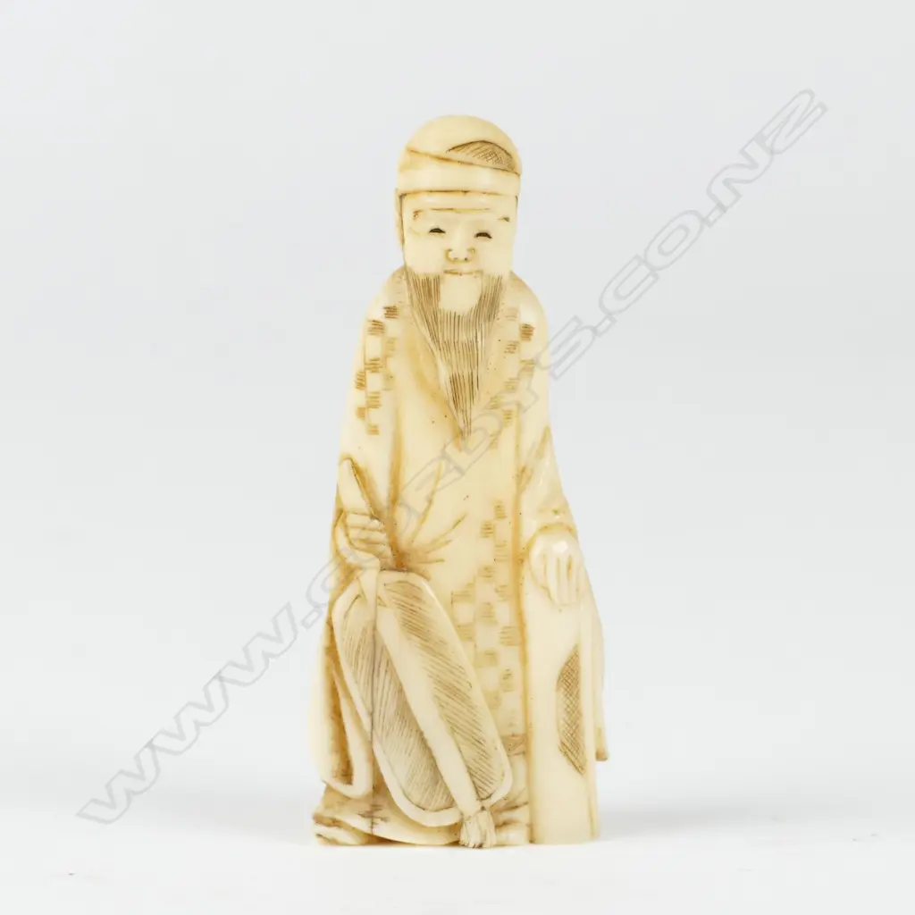 An old Japanese tooth ivory netsuke of a man Image 1++