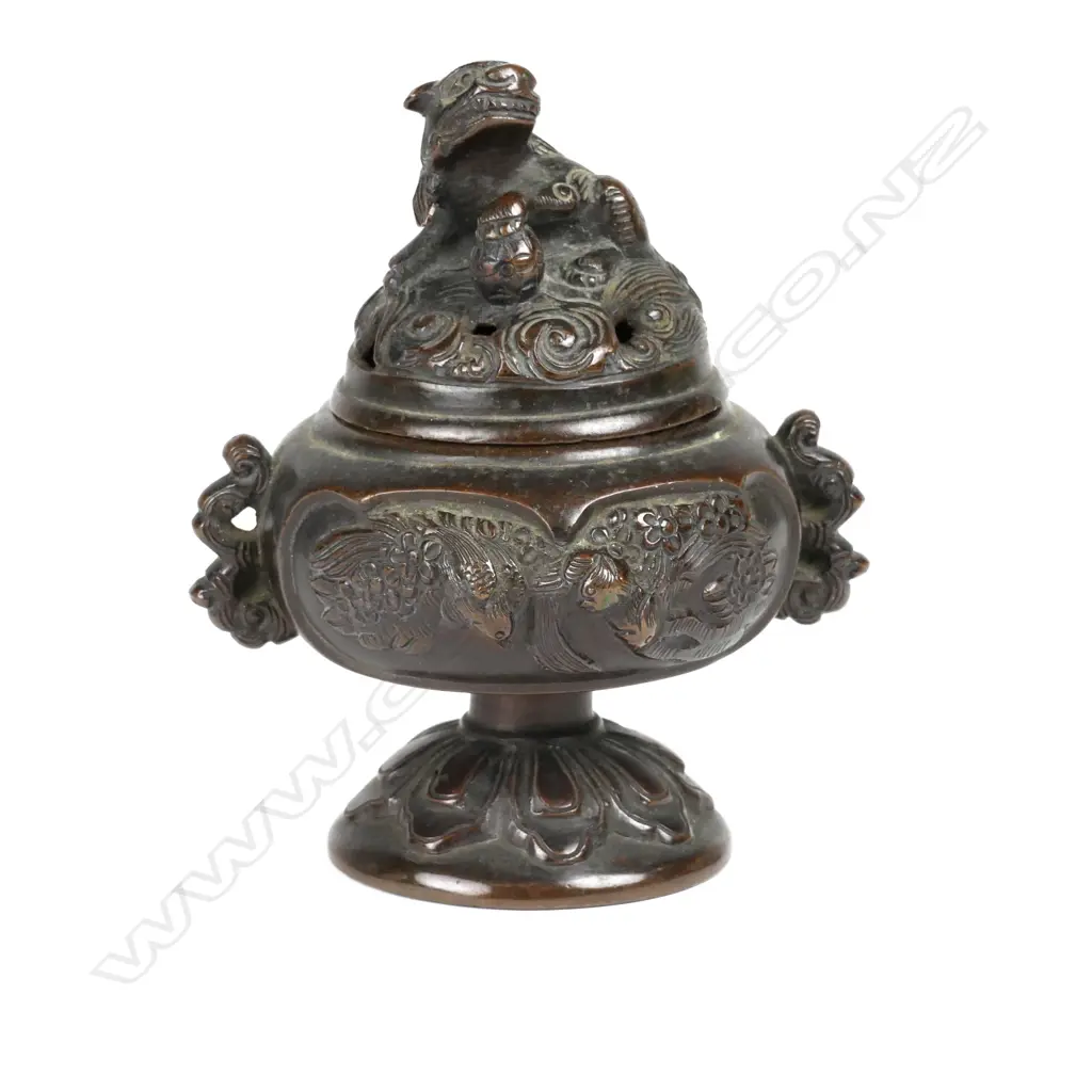 A small Japanese bronze censer Image 1++