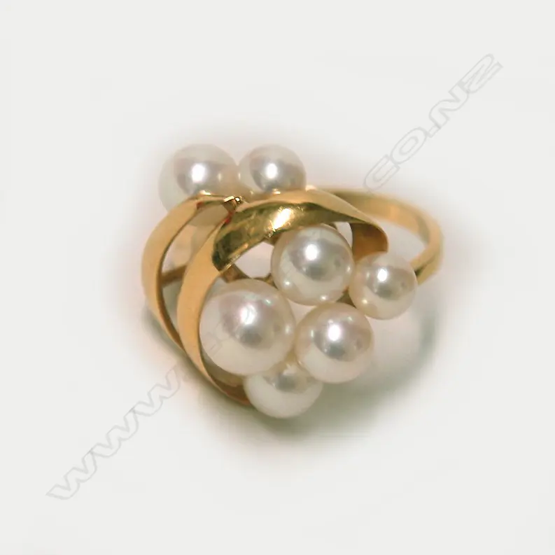 A vintage 18ct. yellow gold and pearl cluster ring Image 1++
