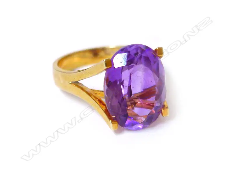 A stylish 14ct. yellow gold and amethyst 1970s dress ring Image 1++