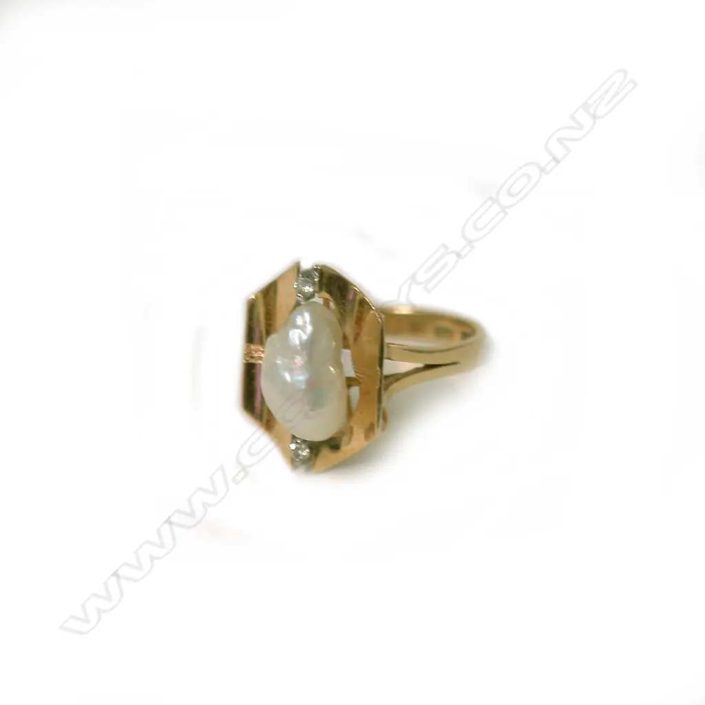 A 14ct. yellow gold pearl and diamond stylish ring Image 1++