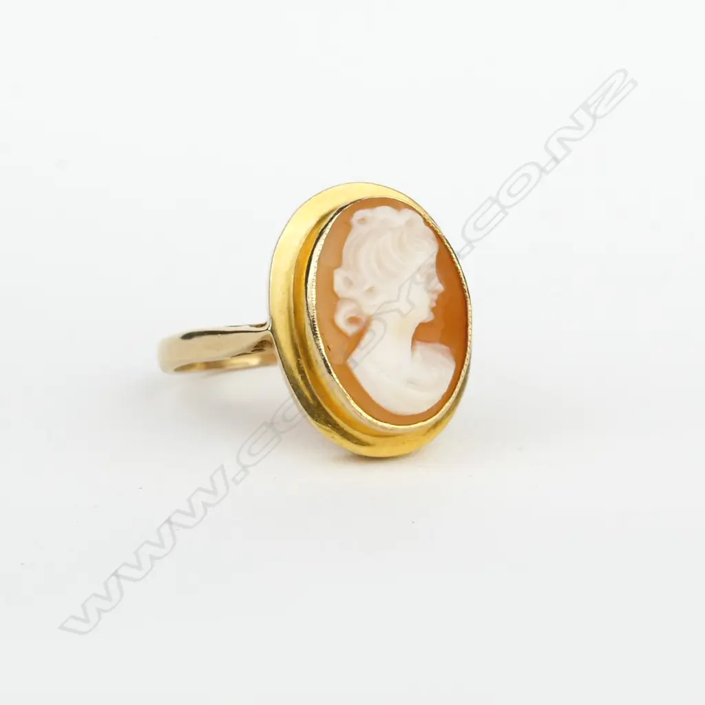 A vintage 9ct. yellow gold and cameo ring Image 1++