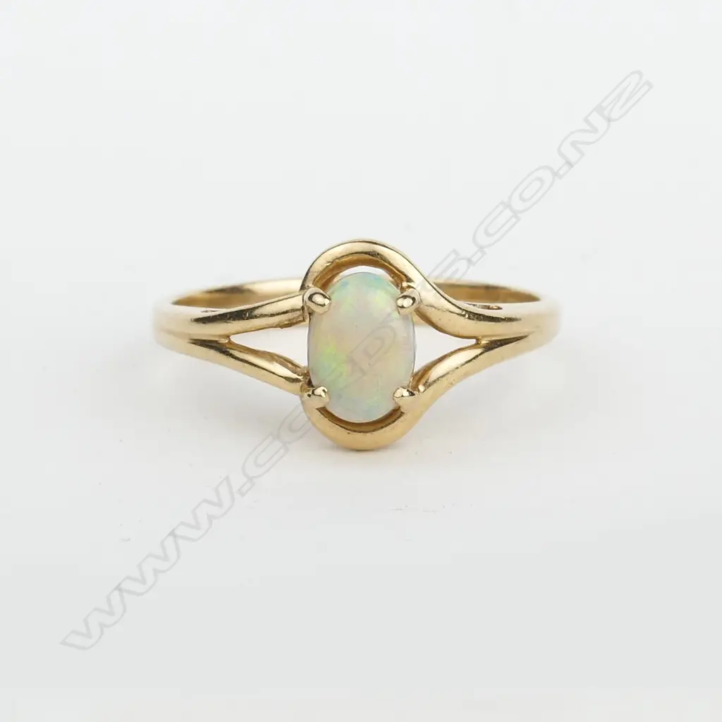 A vintage 9ct. yellow gold and opal ring Image 1++