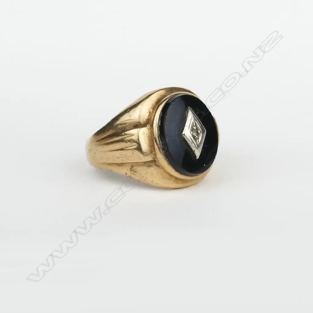 A vintage 9ct. gold gent's onyx and diamond signet ring Image 1++