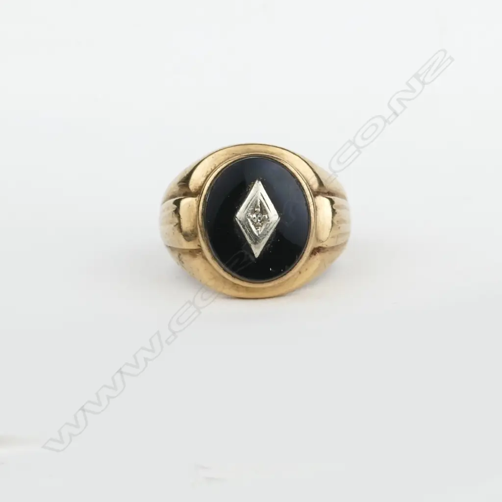 A vintage 9ct. gold gent's onyx and diamond signet ring Image 1++