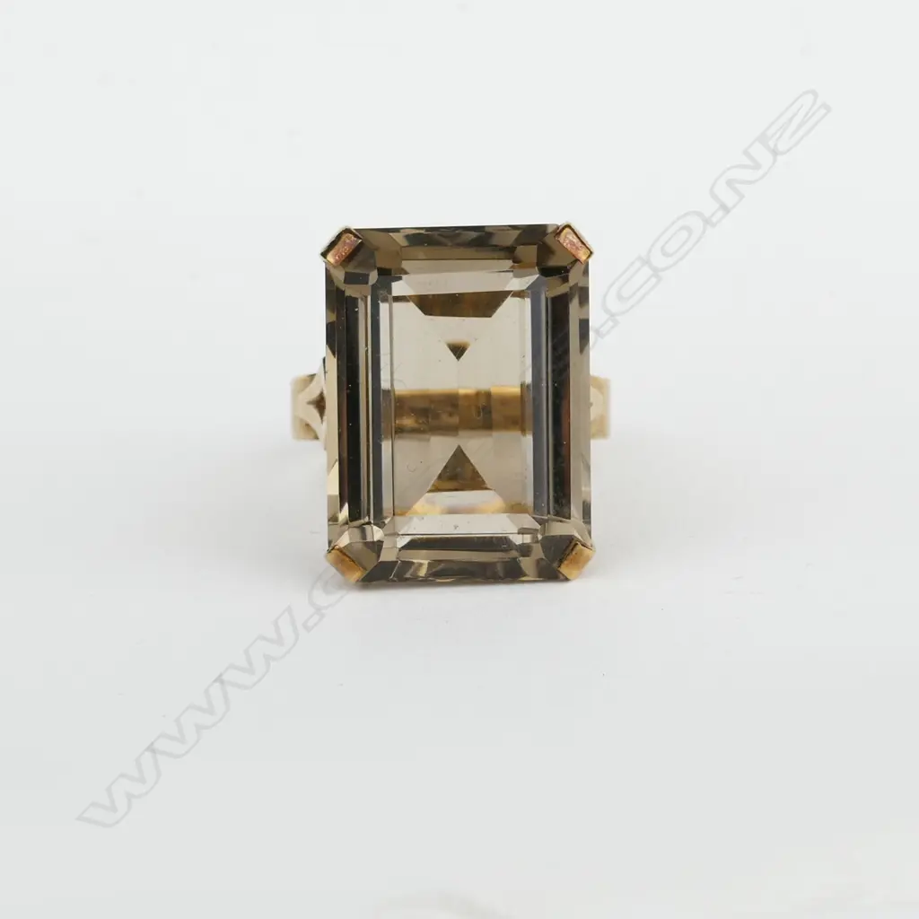 A c.1970 9ct. yellow gold and smoky quartz dress ring Image 1++