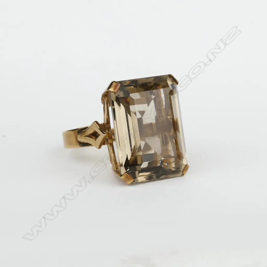 A c.1970 9ct. yellow gold and smoky quartz dress ring Image 1++